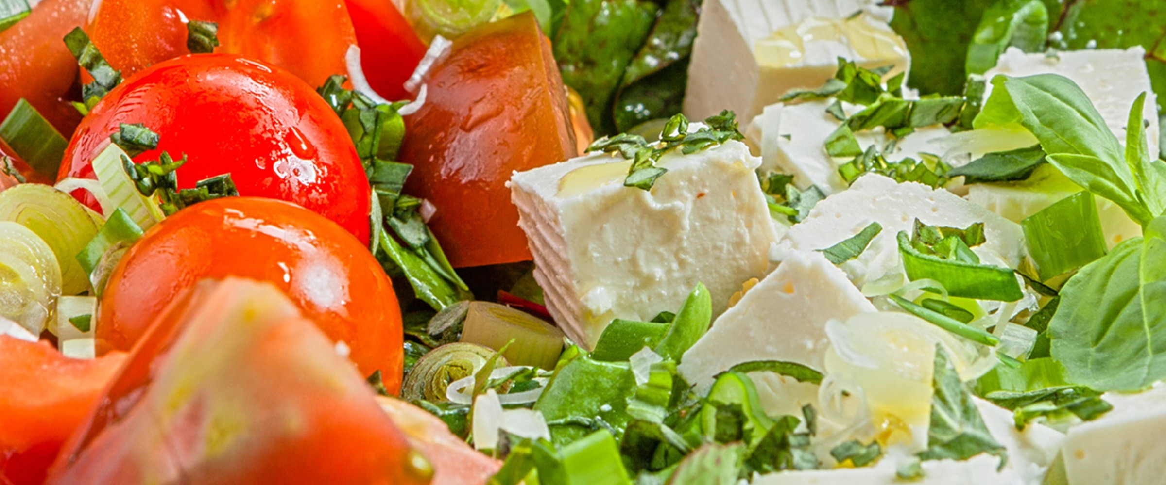 SALATĂ DE MIX DE ROȘII, TELEMEA, BUSUIOC ȘI OREGANO