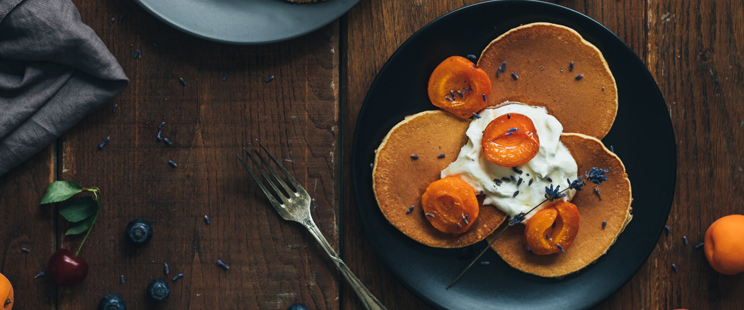 CLĂTITE CU BRÂNZĂ PUFOASĂ, CAISE ȘI LAVANDĂ