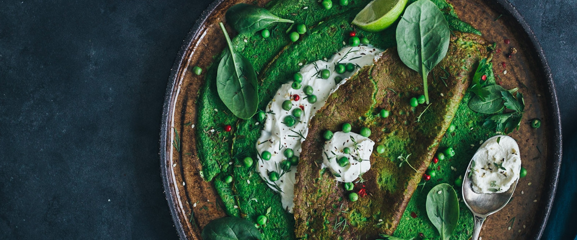 CLĂTITE CU SPANAC, ZA’ATAR ȘI  CREMĂ PUFOASĂ DE BRÂNZĂ