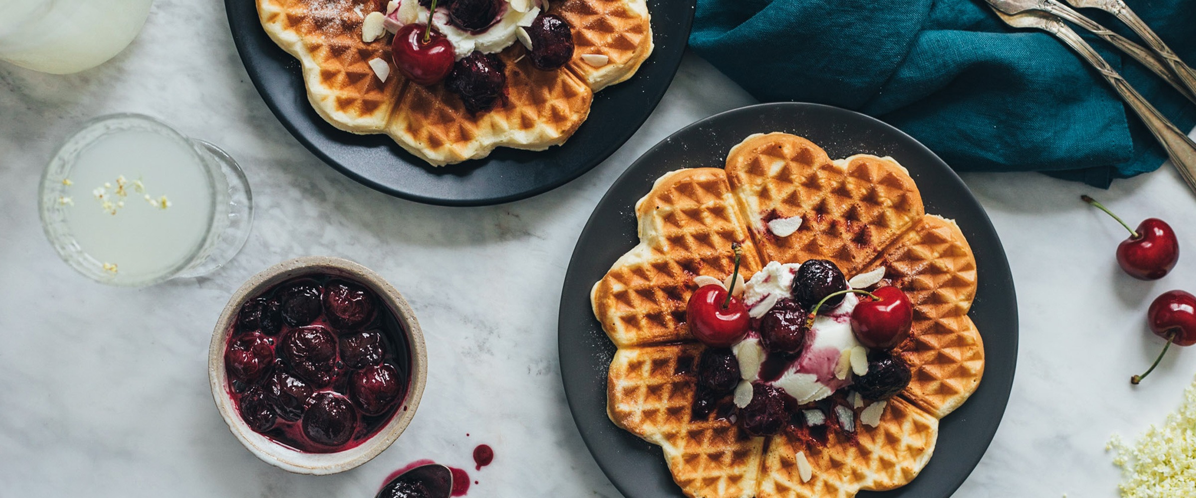 GOFRE CU CREMĂ DE BRÂNZĂ ȘI DULCEAȚĂ DE CIREȘE