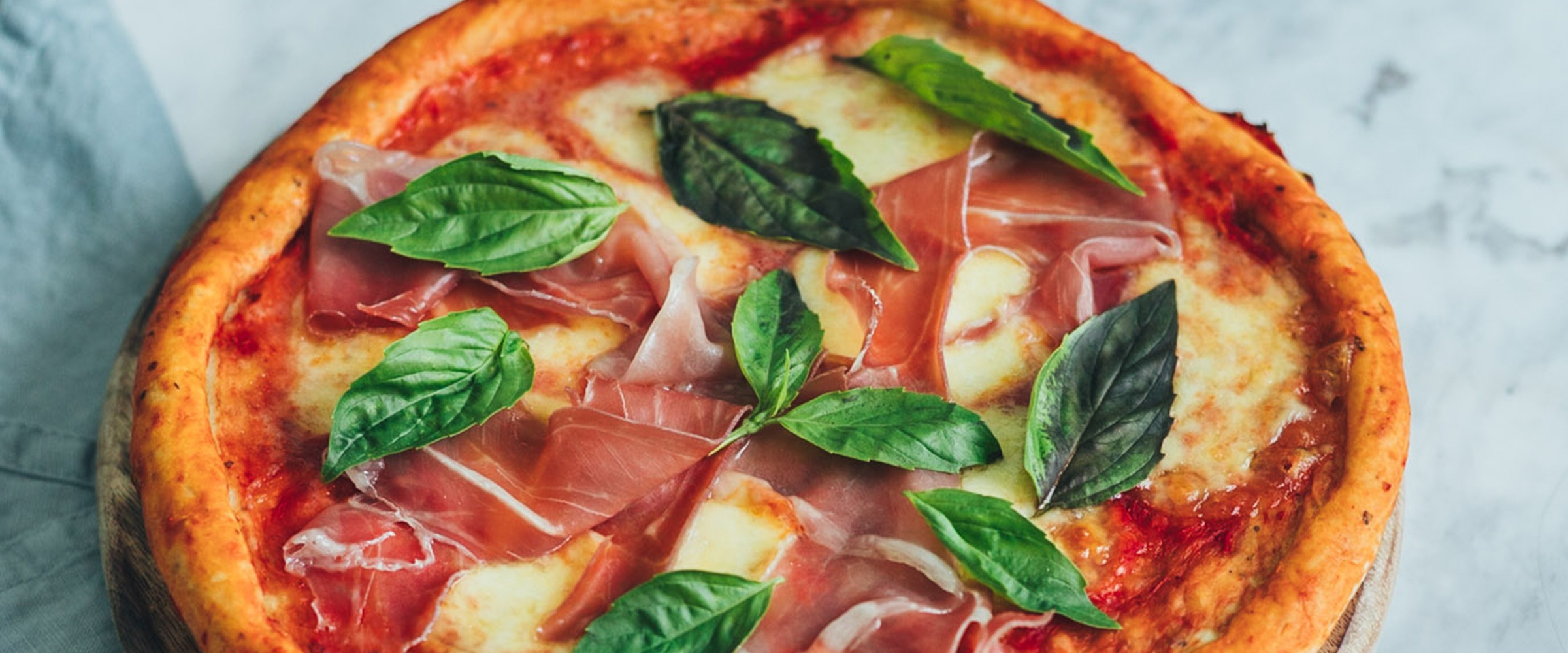 PIZZA CU MOZZARELLA FRESCA ȘI PROSCIUTTO